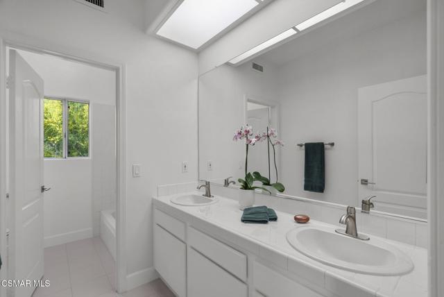29845 Vista Del Arroyo, Agoura Hills CA: https://media.crmls.org/mediaz/2f0e12c9-e4c9-42c7-afad-8ed9fcc0cbf7.jpg