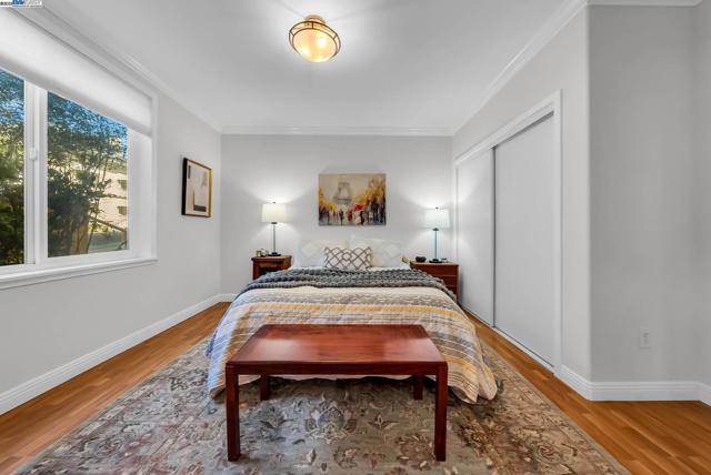 400 Wayne Ave, Oakland CA: https://media.crmls.org/mediaz/2f0e6922-030f-4845-9c42-be6519a89a05.jpg