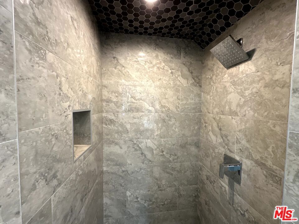 https://media.crmls.org/mediaz/2f0ea270-0905-4199-b180-f345fd247840.jpg?preset=X-Large