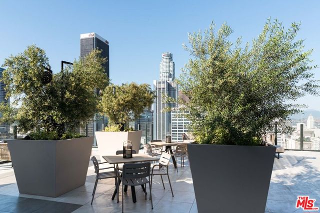 801 S OLIVE Street, Los Angeles CA: https://media.crmls.org/mediaz/2f0ec228-040d-4598-a6c4-2ca250d8b499.jpg
