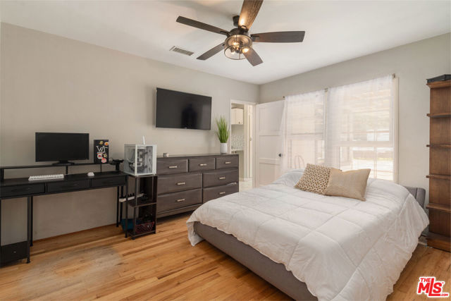 1633 Hickory Avenue, Torrance CA: https://media.crmls.org/mediaz/2f0f763b-c00f-4ac2-a0a9-428756e26d32.jpg