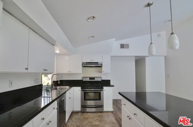 9342 Debra Avenue, North Hills CA: https://media.crmls.org/mediaz/2f0fd476-16c1-46a4-a4fb-868147ef829e.jpg