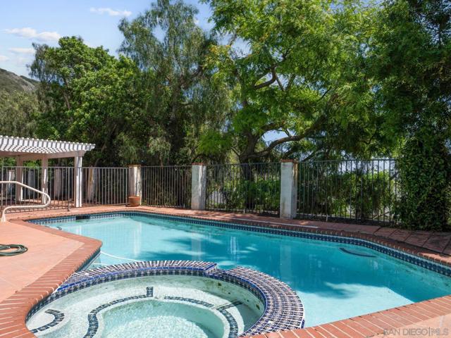 13810 Riverhead Ct, San Diego CA: https://media.crmls.org/mediaz/2f101667-696c-4fca-84a2-7308ec850a1c.jpg