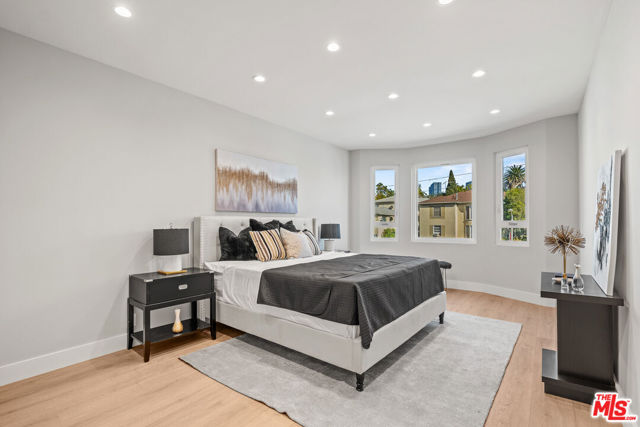 Image 10 of 38 For 1557 Beverly Glen Boulevard 203