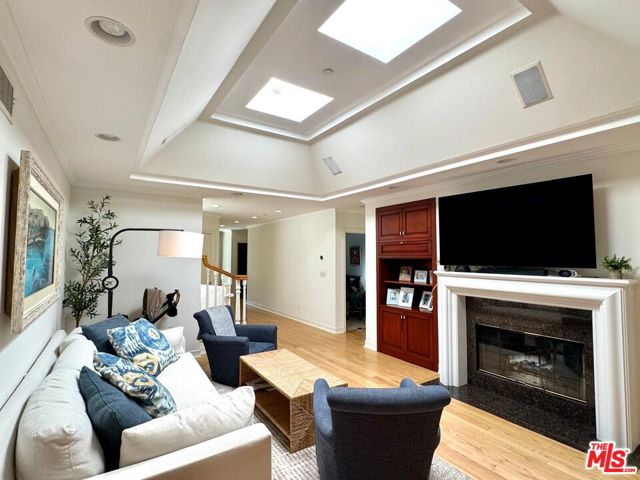 328 15th Street, Santa Monica CA: https://media.crmls.org/mediaz/2f10a889-9fab-4102-8456-0643a2126ce8.jpg