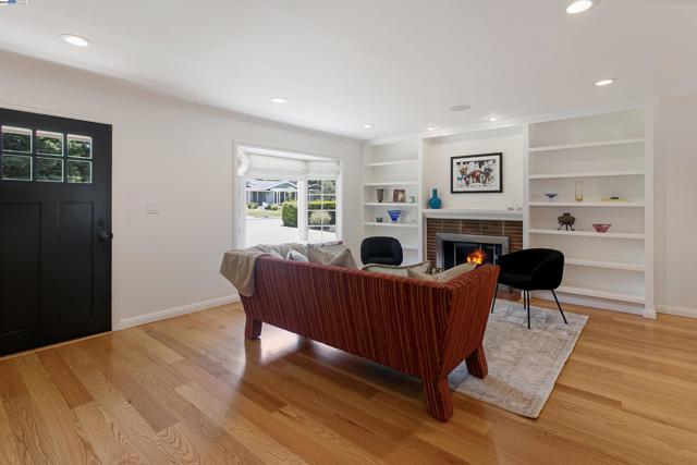 3252 Woodview Dr, Lafayette CA: https://media.crmls.org/mediaz/2f10bc1c-2c99-486d-8b10-a1479bc50fd7.jpg
