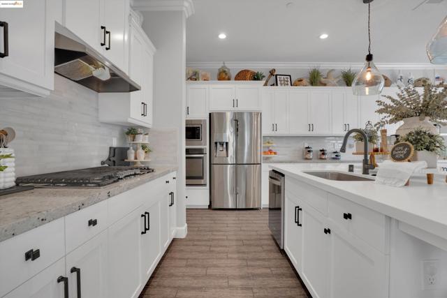 542 Harbor Cove Cir, Discovery Bay CA: https://media.crmls.org/mediaz/2f11a444-5ed7-4f96-9878-db3c85adfd76.jpg