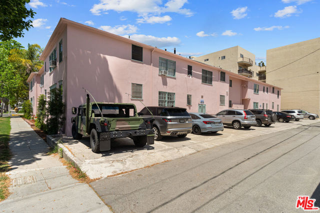 148 S Mccarty Drive, Beverly Hills CA: https://media.crmls.org/mediaz/2f1310b5-3d72-4169-852e-429fa57765ba.jpg