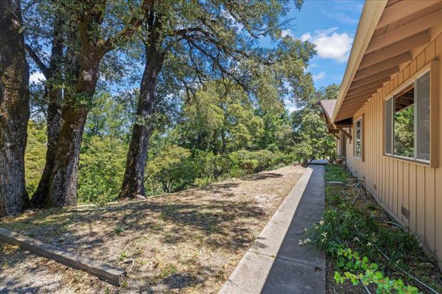 18584 Favre Ridge Road, Los Gatos CA: https://media.crmls.org/mediaz/2f138707-268d-4ca1-a0a4-40677d231c17.jpg