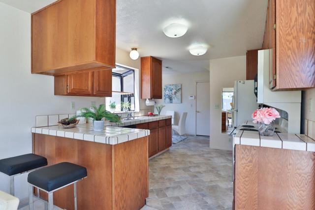 8760 Rancho Hills Drive, Gilroy CA: https://media.crmls.org/mediaz/2f13ca52-be9c-4b88-a223-2f8ee58d18b1.jpg