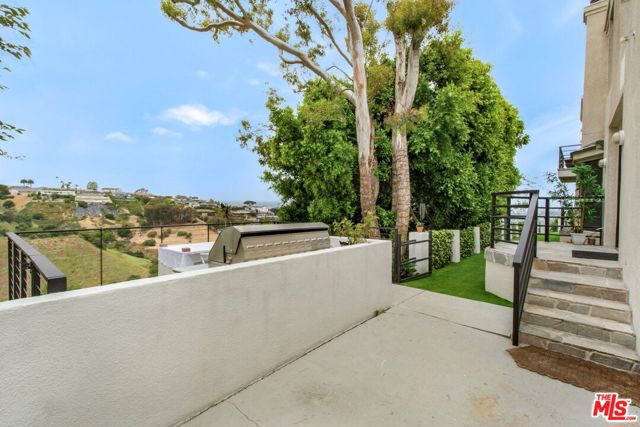4223 Don Carlos Drive, Los Angeles CA: https://media.crmls.org/mediaz/2f140e97-e372-4c18-8920-fe3a488111d8.jpg