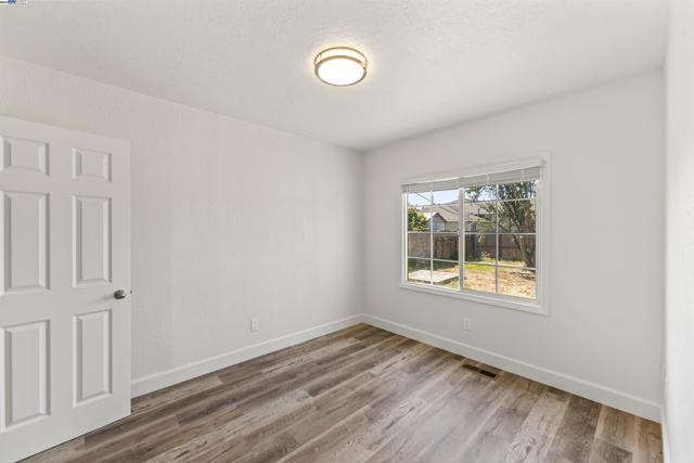 2320 Cutting Blvd, Richmond CA: https://media.crmls.org/mediaz/2f14de94-fa1d-4790-b81d-a6823ec952d9.jpg