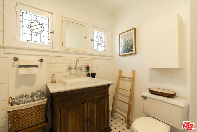 3010 11th Avenue, Los Angeles CA: https://media.crmls.org/mediaz/2f150e2f-c46a-40c8-a45f-18e5210bc421.jpg