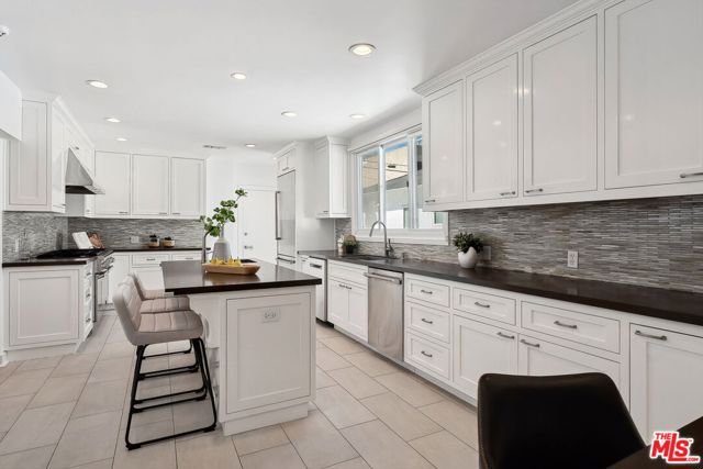 149 S Wetherly Drive, Beverly Hills CA: https://media.crmls.org/mediaz/2f15db96-20c8-4c6f-9470-542577fb31aa.jpg