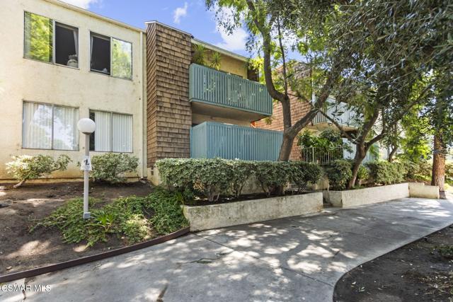 5700 Etiwanda Avenue, Tarzana CA: https://media.crmls.org/mediaz/2f15e040-0b3c-46c5-983c-d43690c63235.jpg