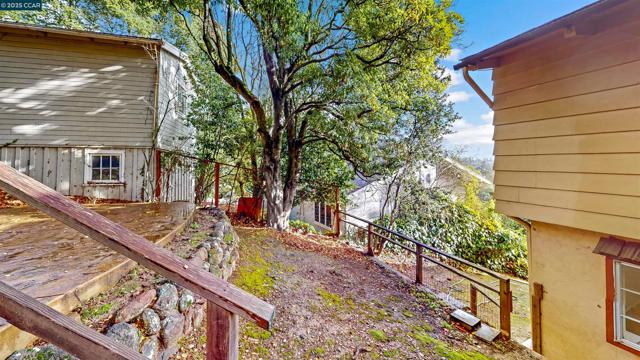 5716 Merriewood Drive, Oakland CA: https://media.crmls.org/mediaz/2f160e5b-73df-46ce-88c5-e16f30aad088.jpg