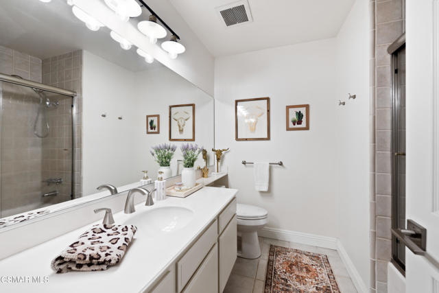 11556 Coralberry Court, Moorpark CA: https://media.crmls.org/mediaz/2f171667-a9aa-4eb2-9085-b89bf75434b6.jpg