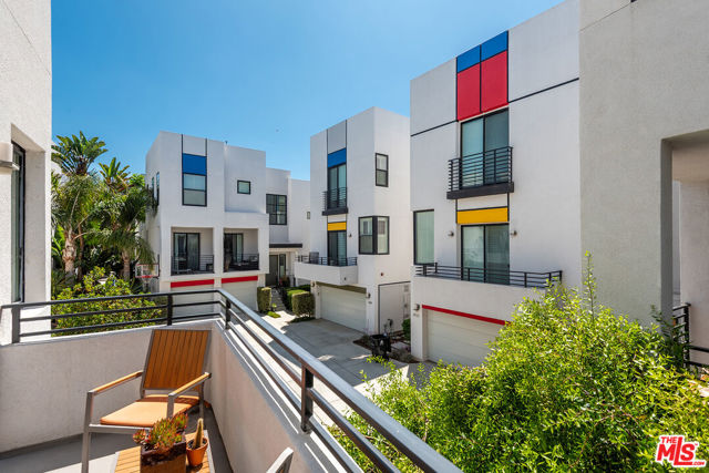 12936 Discovery, Los Angeles CA: https://media.crmls.org/mediaz/2f17aec9-6200-4b73-939c-0afc38d9d45c.jpg