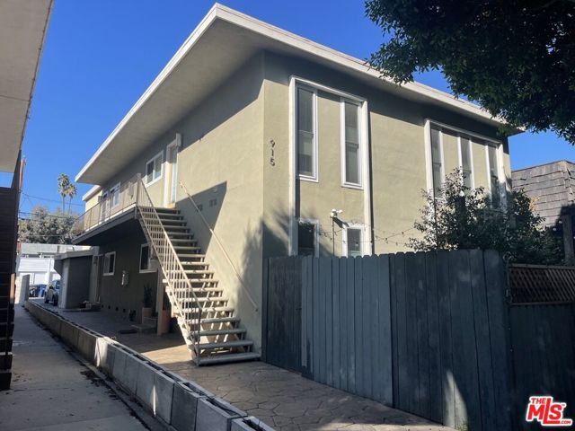 915 Marine Street Santa Monica, California Fantastic location for this well kept Santa Monica 4-plex. These spacious units each have a fridge, washer/dryer, gas range stove top, oven and dishwasher. Each unit comes with two tandem parking spots. Some units have a private patio/courtyard. This is a highly convenient and walkable neighborhood being close by Whole Foods, Starbucks, Gelson's and all of the dining and shopping on Abbot Kinney and Rose Ave. All the units are occupied with some upside in rent. The previous owner converted a two bedroom to a large one bedroom (unit #4).