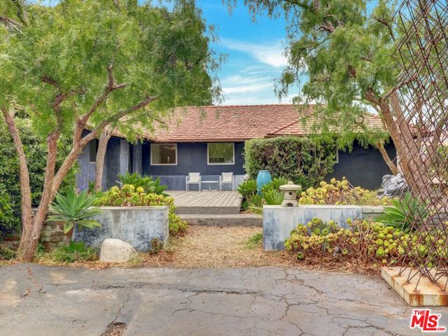 16959 Dulce Ynez Lane, Pacific Palisades CA: https://media.crmls.org/mediaz/2f195f8c-cfac-463b-b198-0b51a31d9d2c.jpg