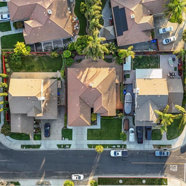 443 Collis St, Brentwood CA: https://media.crmls.org/mediaz/2f1b483f-b71d-4cec-91eb-0638dba29b9d.jpg