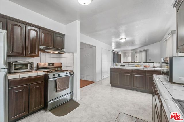 2463 Easy Avenue, Long Beach CA: https://media.crmls.org/mediaz/2f1b600f-ae1a-488b-9af6-0f07df641e9a.jpg