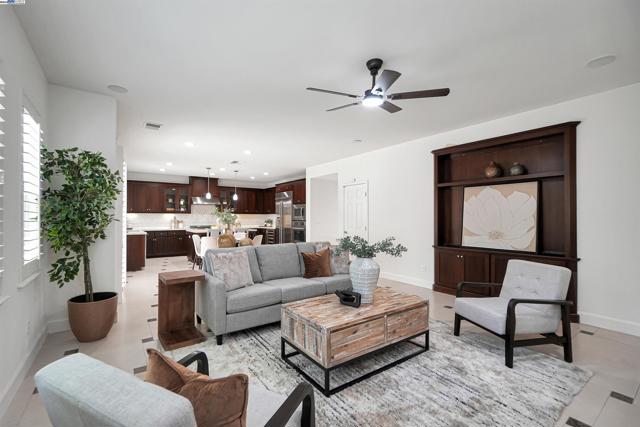 671 W Questa Trl, Mountain House CA: https://media.crmls.org/mediaz/2f1c5d25-64a6-495d-8706-cc1d24fc27e0.jpg