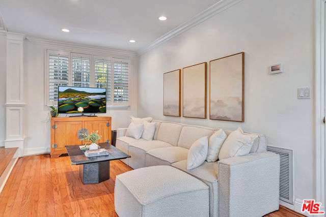 6001 Oakdale Avenue, Woodland Hills CA: https://media.crmls.org/mediaz/2f1d5f04-5102-4ec8-9ca1-b87f203baa5f.jpg