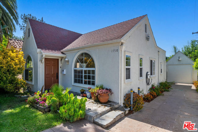 1710 Santa Paula Place, Glendale CA: https://media.crmls.org/mediaz/2f1e06fa-0a7c-42b7-8197-913483d9a15d.jpg
