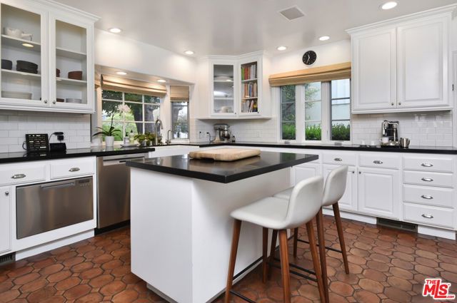 4277 Beck Avenue, Studio City CA: https://media.crmls.org/mediaz/2f1e2264-f130-4da1-8c4e-e5a40edb6aa0.jpg