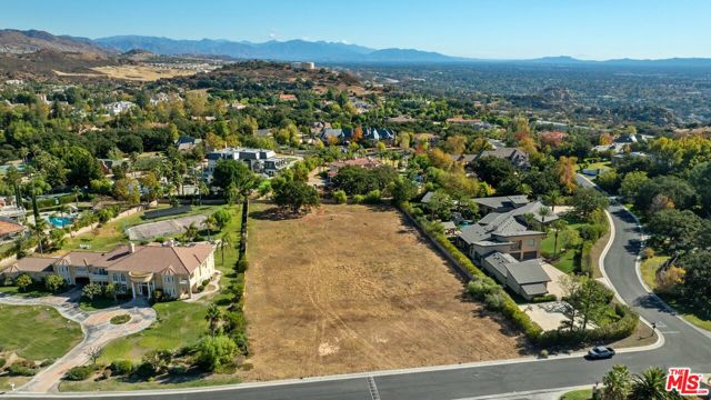 22682 La Quilla Drive, Chatsworth CA: https://media.crmls.org/mediaz/2f1e3c02-3f18-44f3-b0d1-5301f2487ca6.jpg