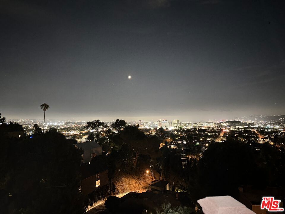 https://media.crmls.org/mediaz/2f1e59ae-ee0a-4e3a-883c-f83ed7ff3cde.jpg?preset=X-Large