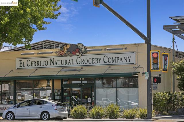 1009 Richmond st, El Cerrito CA: https://media.crmls.org/mediaz/2f1e5d96-9573-481d-8bfc-dd9a01634aee.jpg