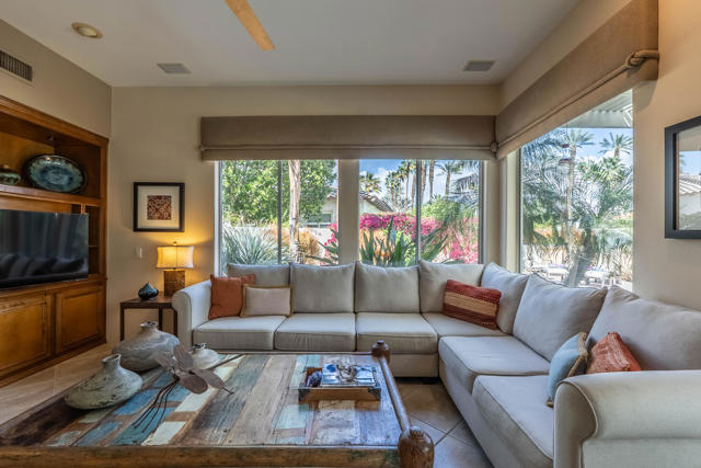12 Via Elegante, Rancho Mirage CA: https://media.crmls.org/mediaz/2f1e9290-fd1c-47ce-8af1-f0aa78db4ed6.jpg