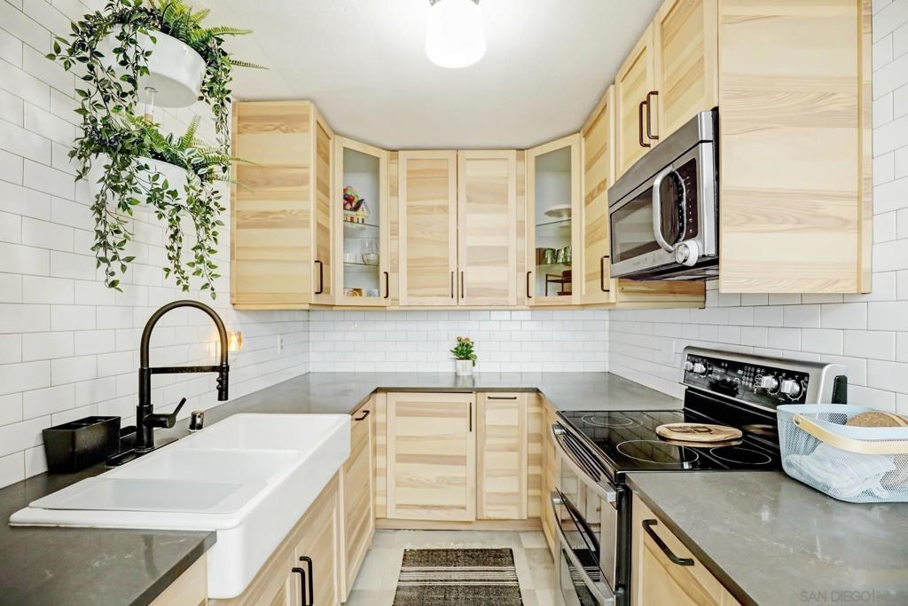 4054 Loma Riviera Cir, San Diego, CA 92110