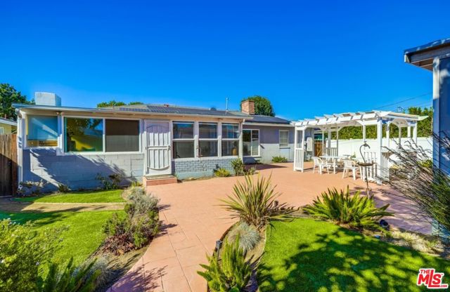 1060 E 45th Way, Long Beach CA: https://media.crmls.org/mediaz/2f1f3015-4293-4bbd-aa3c-b33b1e5e98aa.jpg