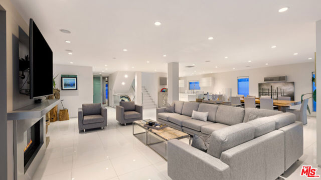 26050 Pacific Coast Highway, Malibu CA: https://media.crmls.org/mediaz/2f206dc0-59dd-46fd-8b06-f59a5890041b.jpg