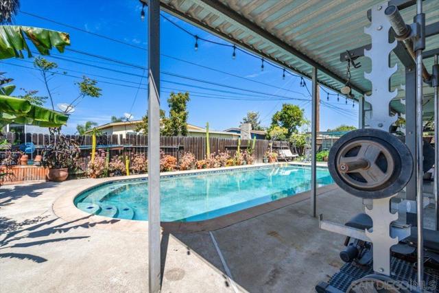632 Sandalwood Dr, El Cajon CA: https://media.crmls.org/mediaz/2f208298-f920-43df-9fff-04b325250d6a.jpg