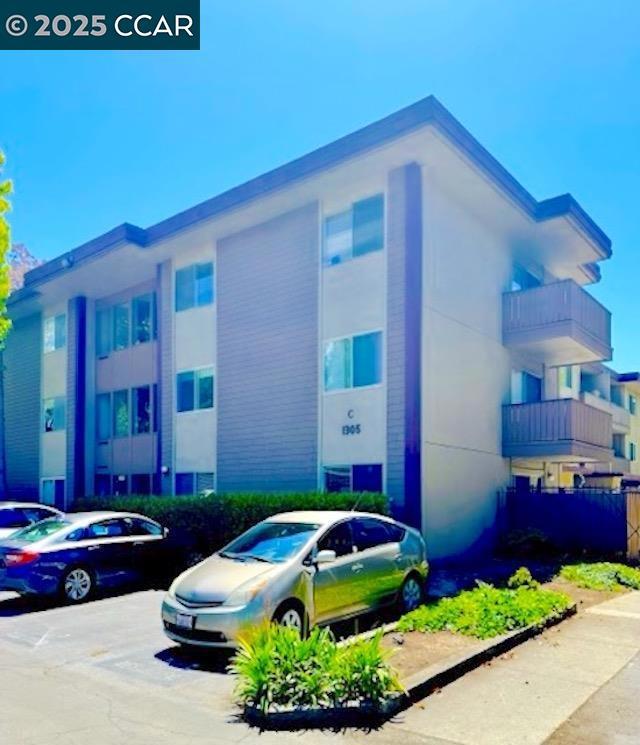 1305 Webster St, Alameda CA: https://media.crmls.org/mediaz/2f20efe8-82ba-4cb1-8a8e-acc5a9cd6e0a.jpg