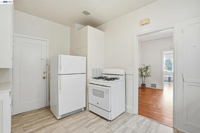 1424 Hampel St, Oakland CA: https://media.crmls.org/mediaz/2f21440b-be2f-42cc-bcd4-134316b424c8.jpg