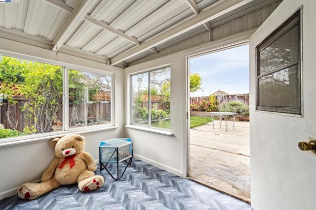 413 Grand St, Alameda CA: https://media.crmls.org/mediaz/2f215aa8-4588-4885-9ab1-d20358337ee5.jpg