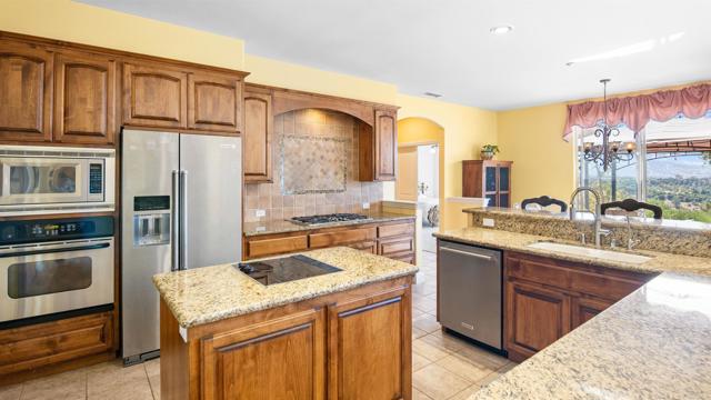 40487 Rock Mountain Drive, Fallbrook CA: https://media.crmls.org/mediaz/2f21d1da-ad58-49f4-904e-a6a246db08ca.jpg