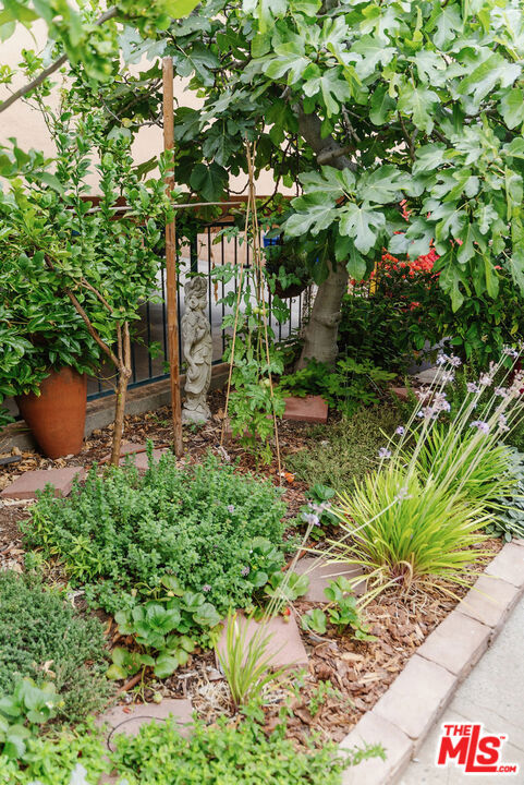 4426 Price Street, Los Angeles CA: https://media.crmls.org/mediaz/2f21d4dd-43ff-4b71-9a82-89aca9500c9f.jpg