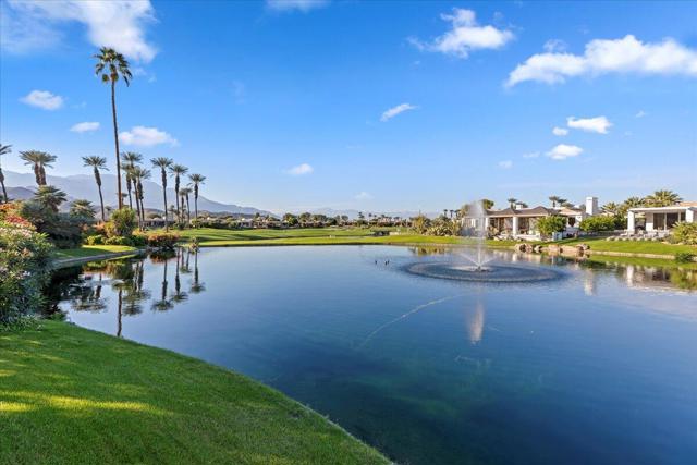 2 Deerfield Court, Rancho Mirage CA: https://media.crmls.org/mediaz/2f220256-557e-47f8-bdcc-b1db3c394281.jpg