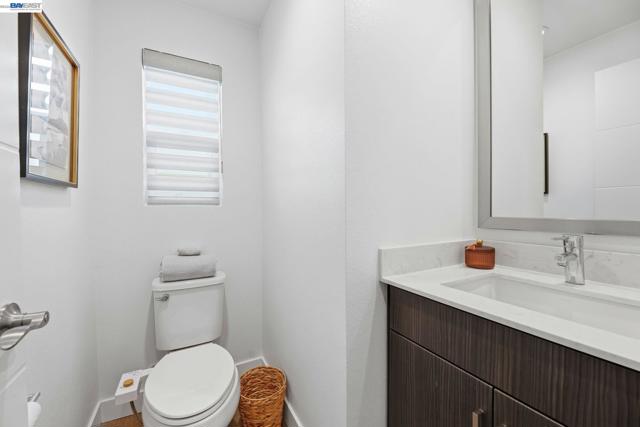 931 Edy Ln, Oakland CA: https://media.crmls.org/mediaz/2f22f9cd-b060-4de8-8cd2-f76ad20fb3a3.jpg