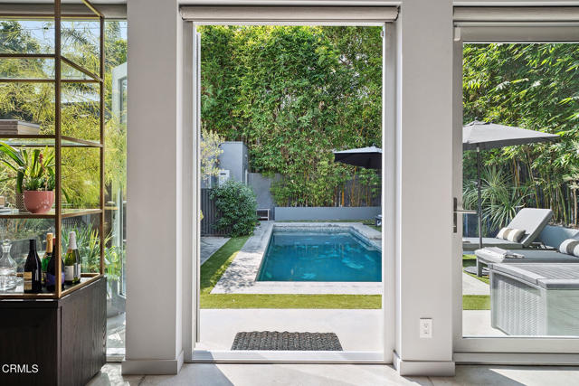 Detail Gallery Image 2 of 41 For 329 Westbourne Dr, West Hollywood,  CA 90048 - 2 Beds | 3 Baths