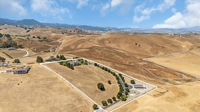 275 Nicholson Drive, Hollister CA: https://media.crmls.org/mediaz/2f237f77-e4bd-4fa4-9fcf-ba5ebb429748.jpg