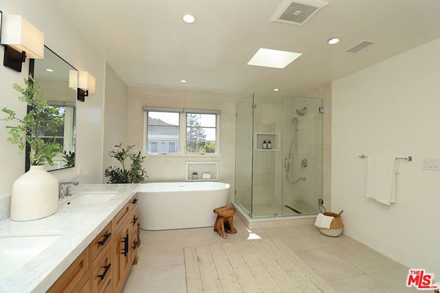 602 S Lucerne Boulevard, Los Angeles CA: https://media.crmls.org/mediaz/2f23cbc2-a3a1-46ee-ac40-60426f905323.jpg