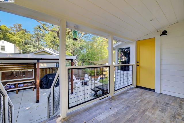 1215 Castro St, Martinez CA: https://media.crmls.org/mediaz/2f2400f3-7e20-48a8-9b13-2f6b1dac766c.jpg