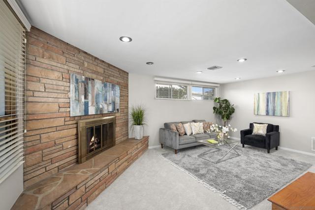 3833 Tomahawk Ln, San Diego CA: https://media.crmls.org/mediaz/2f246f6d-5d2a-409d-a18b-219b7af27d74.jpg